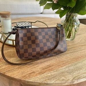 Louis Vuitton petite pouchette in Monogram